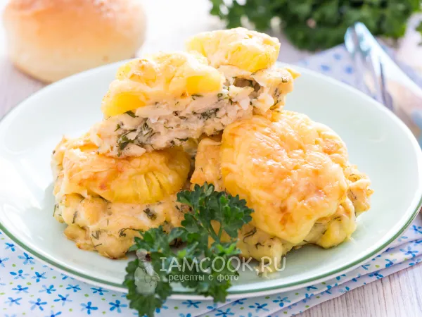 Фото готового блюда: Рубленые куриные котлеты с ананасом и сыром