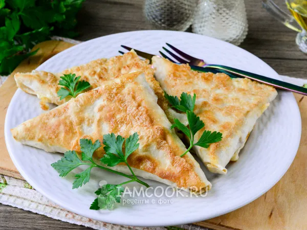 Фото готового блюда: Треугольники из лаваша с курицей