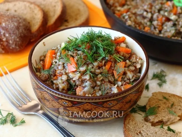 Фото готового блюда: Гречка с тушенкой в сковороде