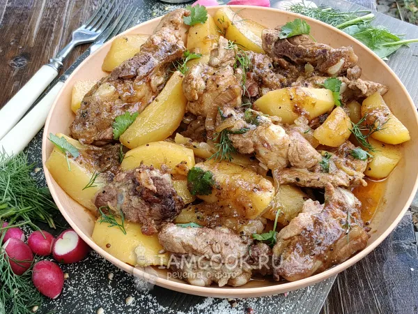 Фото блюда: Картошка с ребрышками в казане на костре