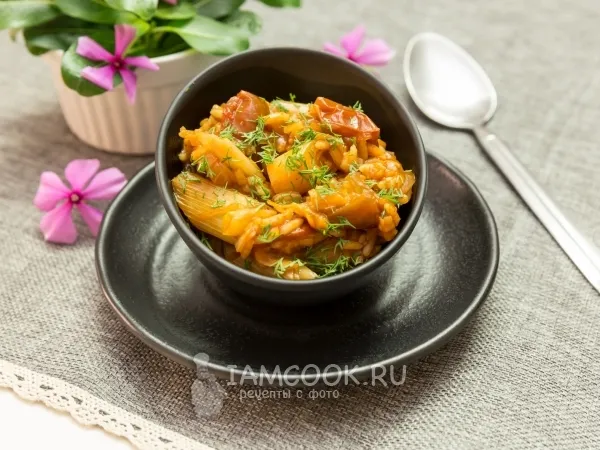 Фото готового блюда: Тушеный лук-порей с рисом и овощами