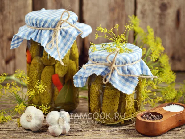 Фото блюда: Маринованные огурцы с листьями смородины на зиму