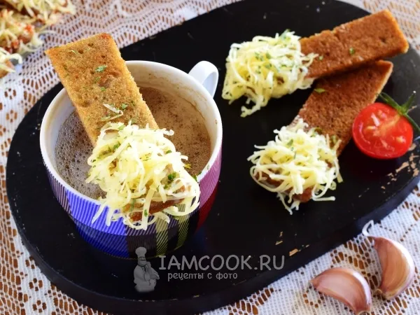 Фото готового блюда: Чесночные гренки из черного хлеба