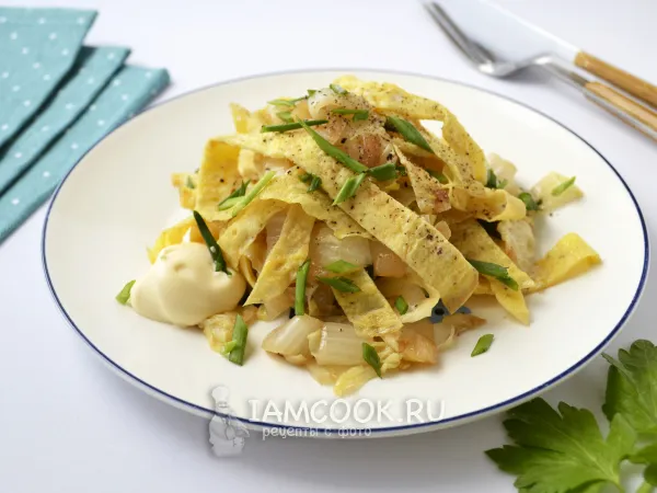 Фото готового блюда: Салат с жареной капустой и яйцом (яичными блинчиками)