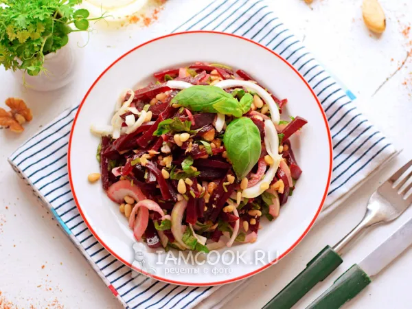 Фото блюда: Салат из свёклы с луком и орехами