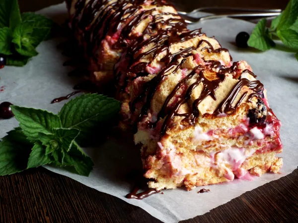 Фото блюда: Меренговый рулет с чёрной смородиной