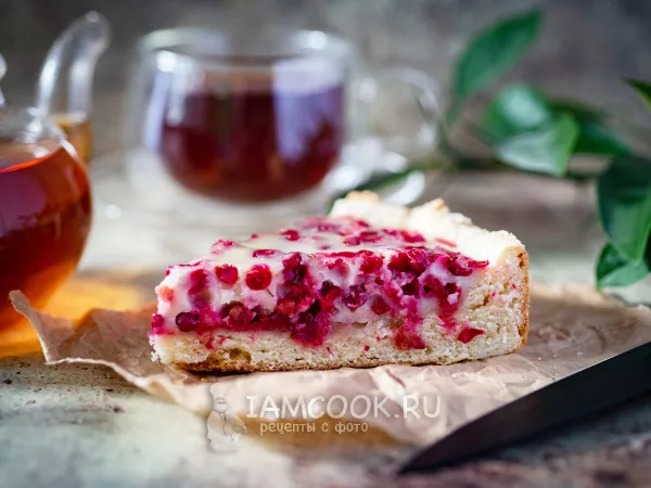 Фото готового блюда: Заливной пирог с брусникой