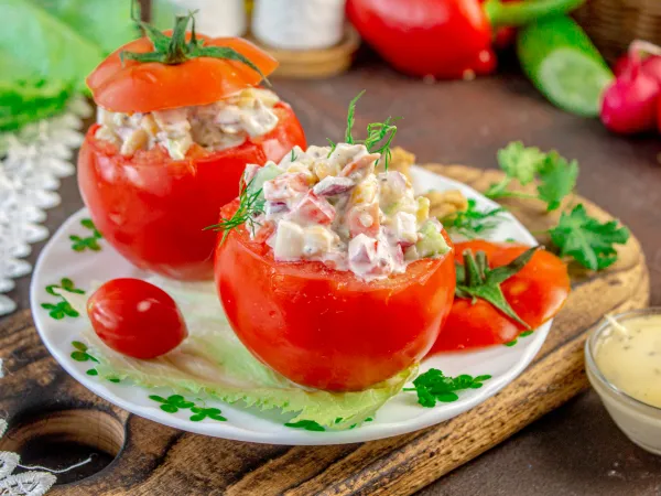 Фото готового блюда: Помидоры, фаршированные салатом