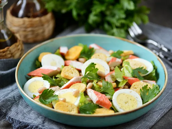 Фото готового блюда: Салат с крабовыми палочками, фасолью и сухариками