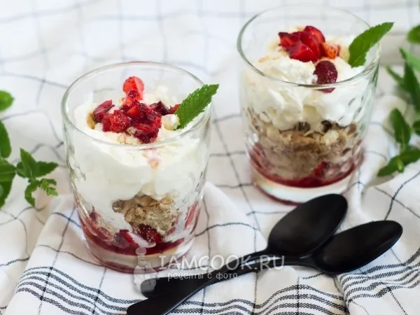 Фото блюда: Десерт из мороженого с клубникой и печеньем