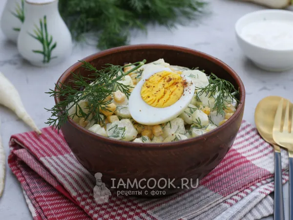 Фото готового блюда: Салат с редиской, яйцом и кукурузой