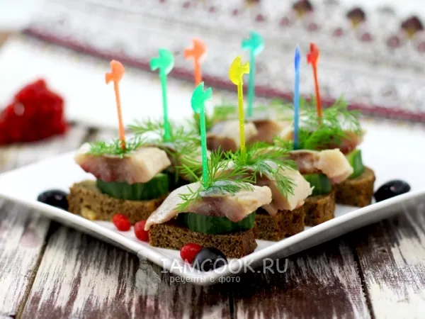 Фото блюда: Канапе с селедкой и огурцом на шпажках