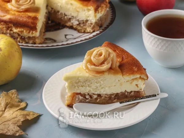 Фото готового блюда: Воздушный сырник с яблоками