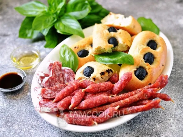 Фото готового блюда: Фокачча с вялеными томатами, маслинами и тимьяном