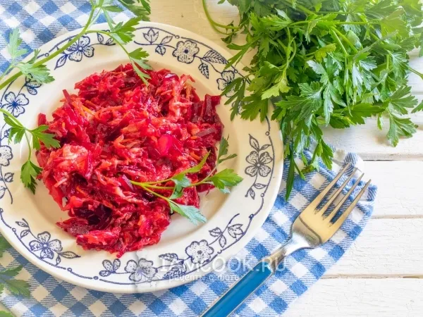 Фото блюда: Тушеная капуста со свёклой