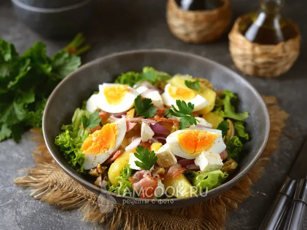 Фото блюда: Салат с беконом, брынзой, картофелем и оливками