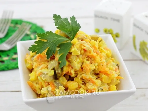 Фото готового блюда: Салат с кукурузой и грибами