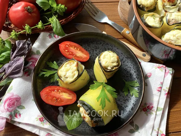 Фото готового блюда: Рулетики из кабачков с фаршем в духовке