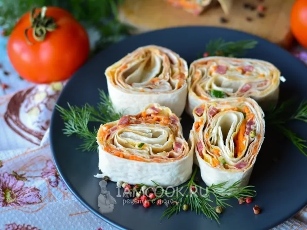 Фото блюда: Рулеты из лаваша с корейской морковкой и копченой колбасой