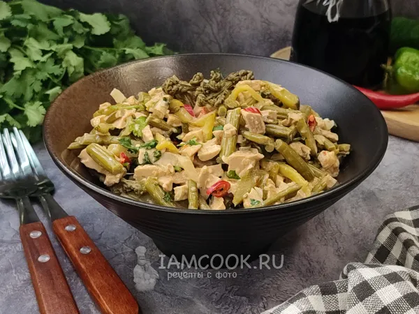 Фото блюда: Салат из папоротника с мясом и маринованным огурцом