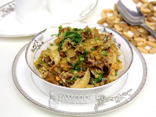 Фото готового блюда: Тушеная капуста с грибами в мультиварке