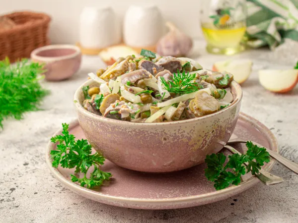 Фото блюда: Салат из куриных желудков с маринованным луком
