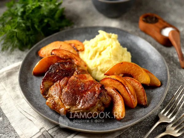 Фото готового блюда: Свиная шейка с айвой на сковороде