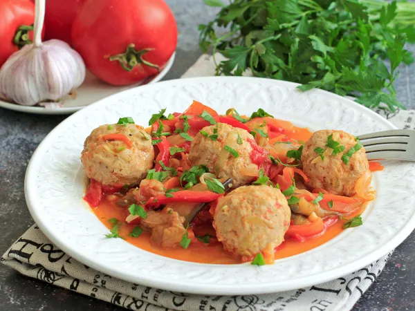 Фото готового блюда: Тефтели с овощами на сковороде