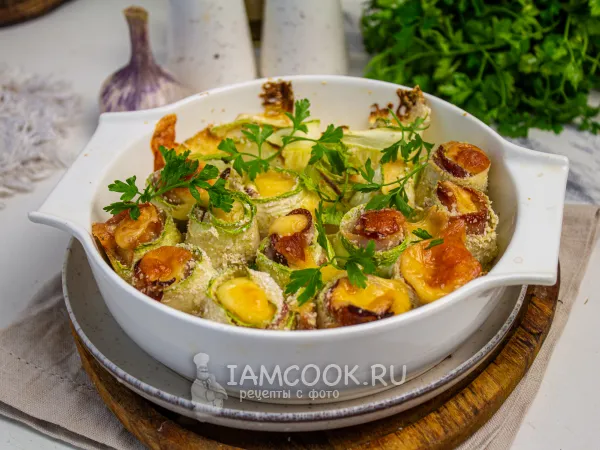 Фото блюда: Рулетики из кабачков с сыром и беконом