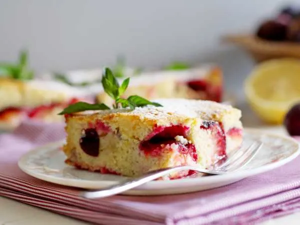 Фото готового блюда: Пирог со сливой на йогурте