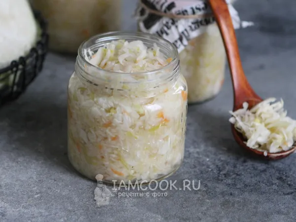 Фото готового блюда: Квашеная капуста с черным хлебом