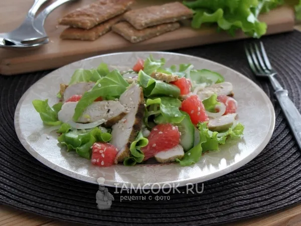 Фото готового блюда: Салат с куриной грудкой, огурцом и грейпфрутом