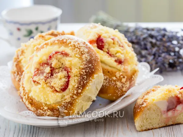 Фото готового блюда: Ватрушки с клубникой и штрейзелем