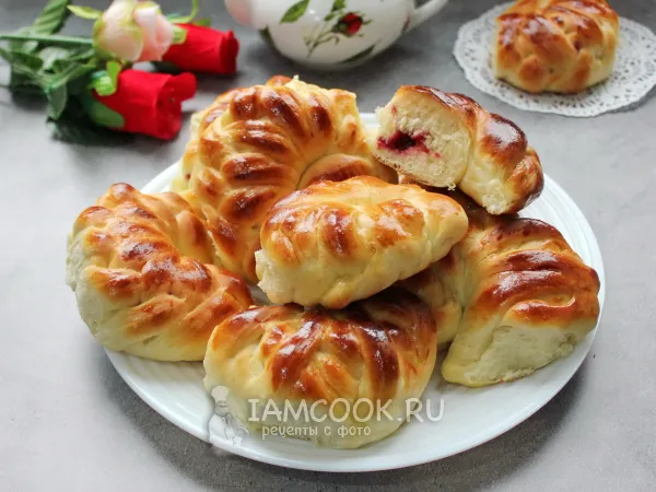 Фото блюда: Булочки с брусникой из дрожжевого теста