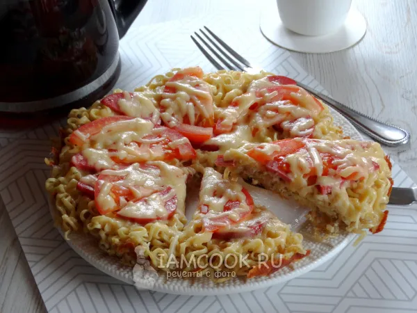 Фото блюда: Пицца из лапши быстрого приготовления