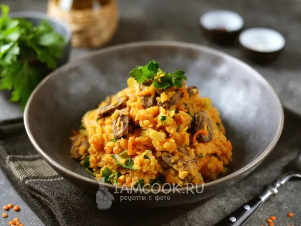 Фото готового блюда: Куриные сердечки с овощами и чечевицей на сковороде