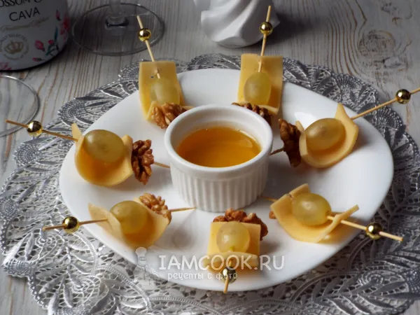 Фото блюда: Канапе с сыром, виноградом и грецким орехом