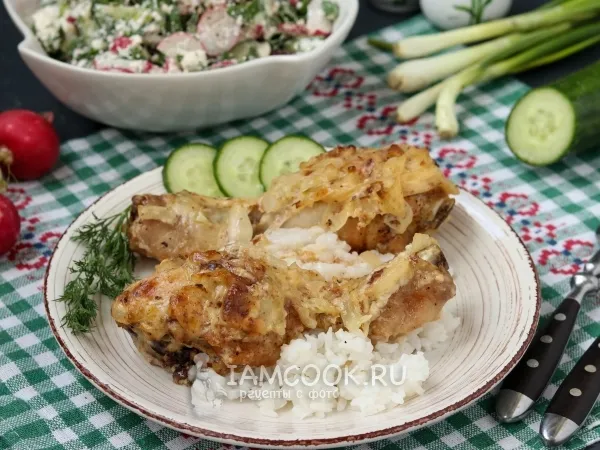 Фото готового блюда: Курица в луково-молочном соусе в духовке