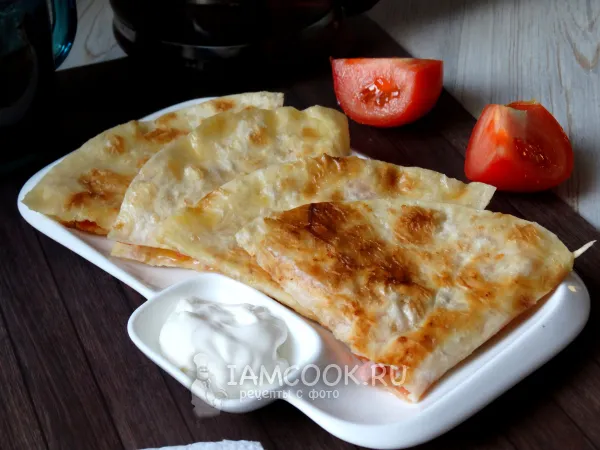 Фото блюда: Лаваш с сыром, колбасой и помидорами на сковороде