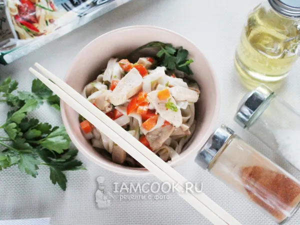 Фото готового блюда: Лапша удон с курицей и овощами