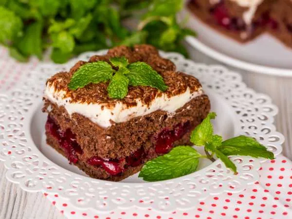 Фото блюда: Торт из шоколадного бисквита и вишни