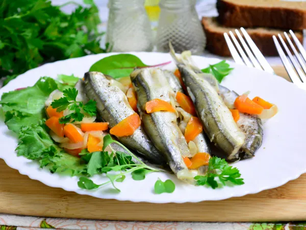 Фото блюда: Тушеная мойва с луком и морковью