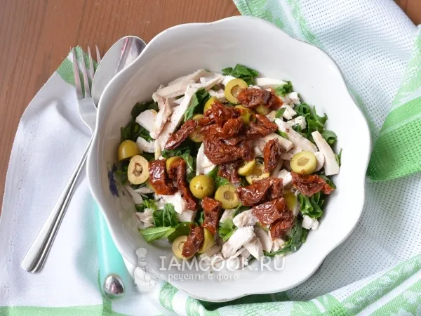 Фото готового блюда: Салат с курицей и вялеными помидорами