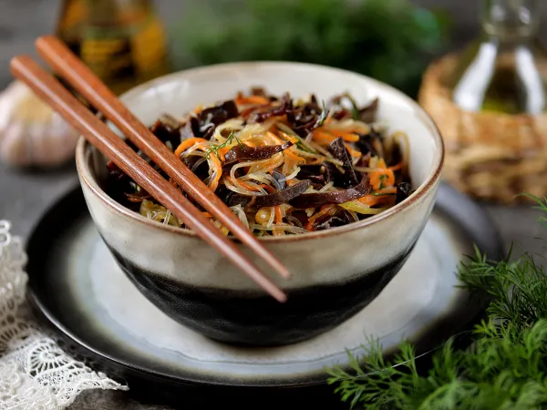 Фото готового блюда: Китайский салат с древесными грибами и фунчозой