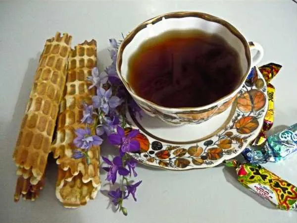 Фото готового блюда: Вафельные трубочки с варёной сгущёнкой и орехами