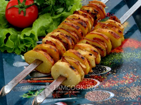 Фото готового блюда: Картошка с салом на мангале на шампурах