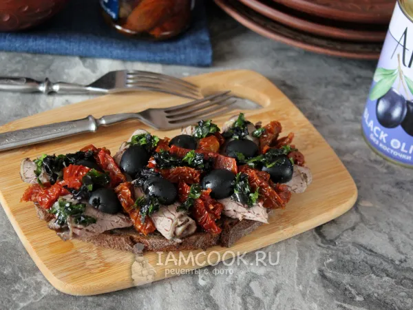 Фото блюда: Брускетта с ростбифом и вялеными томатами