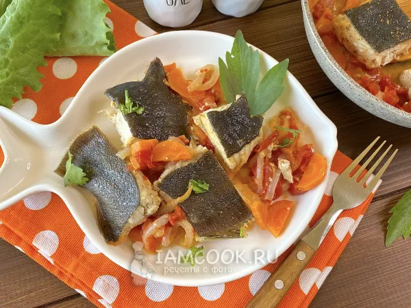 Фото блюда: Тушеная камбала с овощами на сковороде