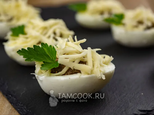 Фото готового блюда: Яйца, фаршированные сухими грибами