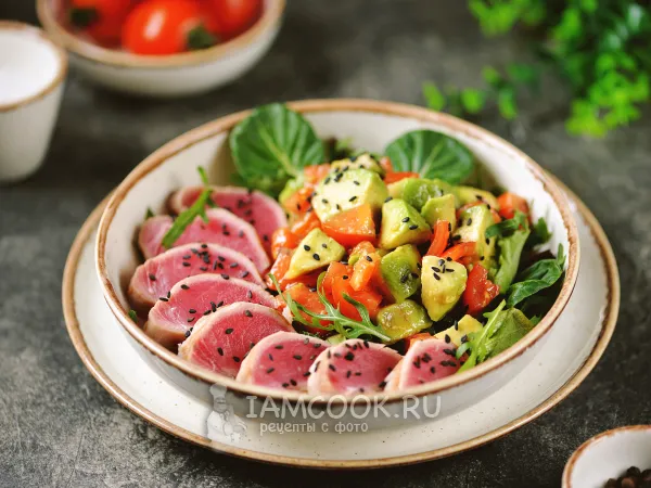 Фото готового блюда: Салат с жареным тунцом и авокадо